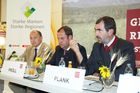 (c) fotodienst/Dan Carabas - Baden 03.09.06 - Festveranstaltung GENUSS REGIONEN ÖSTERREICH - FOTO: v.li.: CNH Steyr Österreich-Direktor Andreas Klauser, Bundesminister Josef Pröll, NÖ Agrar-Landesrat Josef Plank 