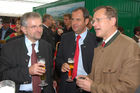 Allianzpartner Heinz Pöttinger vom Landmaschinenhersteller Pöttinger (r.) im Gespräch mit ÖVP-Klubobmann Willhelm Molterer (l.) und Landwirtschaftsminister Josef Pröll. 