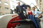 Steyr-Vertriebschefs in der Steiermark mit steirischer Apfelkönigin