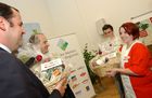 Steirische Verführung 2006 - gutbesuchte Veranstaltung mit Landwirtschaftsminister Josef Pröll in Graz, Spar-Lehrlinge überreichen einen Geschenkskorb