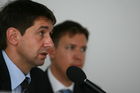 Systaic AG Presse Konferenz: Hans-Jörg Hölzenbein (COO), Achim Zolke (Head of PR) präsentieren das preisgekrönte Energiedach auf der Intersolar 2008 der Öffentlichkeit. (C)Fotodienst/Thomas Stolz