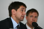 Systaic AG Presse Konferenz: Hans-Jörg Hölzenbein (COO), Achim Zolke (Head of PR) präsentieren das preisgekrönte Energiedach auf der Intersolar 2008 der Öffentlichkeit. (C)Fotodienst/Thomas Stolz