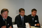 Systaic AG Pressekonferenz: Michael Pack (Vorsitzender des Vorstands), Hans-Jörg Hölzenbein (COO) und Achim Zolke (Head of PR) präsentieren das preisgekrönte Energiedach auf der Intersolar 2008 der Öffentlichkeit. (C)Fotodienst/Thomas Stolz