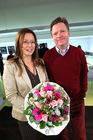 © fotodienst / Dennis Stachel - Düsseldorf, am 26.11.2009 - 
Systaic-Firmenjubiläum und Get-Together. Abend-Event. Die Moderatorin erhält Blumen vom Vorstand