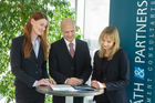 Das Wiener Office der internationalen Strategieberatung hat sein Consulting-Team mit Jahresbeginn erneut aufgestockt. Im Bild v.l.n.r. Vera Straßer, Jörg Kriechbaum, Linda Pewal.