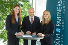 Das Wiener Office der internationalen Strategieberatung hat sein Consulting-Team mit Jahresbeginn erneut aufgestockt. Im Bild v.l.n.r. Vera Straßer, Jörg Kriechbaum, Linda Pewal.