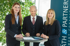 Das Wiener Office der internationalen Strategieberatung hat sein Consulting-Team mit Jahresbeginn erneut aufgestockt. Im Bild v.l.n.r. Vera Straßer, Jörg Kriechbaum, Linda Pewal.
