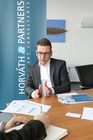 Der auf Consumer & Retailunternehmen spezialisierte Managementberater Andreas Unruhe von Horvath & Partners war am 8. März zu Gast in Wien und präzisierte die Auswirkungen der Digitalisierung und Automatisierung auf Handel und Konsum.