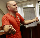 Altlengbach, 24.01.2012 -  An der größten Fortbildungsoffensive des Baustoffprofis QUESTER nahmen auch heuer wieder an die 600 Mitarbeiter teil. Die Palette der angebotenen Workshops reichte von Produktschulungen bis zum gemeinsamen Trommeln.
(c) fotodienst / Walter Luger - FOTO Gerhard Laister (Benefit) zeigt Lager-Mitarbeitern Übungen für zwischendurch