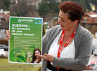 Altlengbach, 24.01.2012 -  An der größten Fortbildungsoffensive des Baustoffprofis QUESTER nahmen auch heuer wieder an die 600 Mitarbeiter teil. Die Palette der angebotenen Workshops reichte von Produktschulungen bis zum gemeinsamen Trommeln.
(c) fotodienst / Walter Luger - FOTO Marketing-Chefin Ursula Ottawa zeigt, warum Quester fortan auf grüne Themen setzt