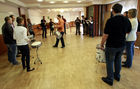 Altlengbach, 24.01.2012 -  An der größten Fortbildungsoffensive des Baustoffprofis QUESTER nahmen auch heuer wieder an die 600 Mitarbeiter teil. Die Palette der angebotenen Workshops reichte von Produktschulungen bis zum gemeinsamen Trommeln.
(c) fotodienst / Walter Luger - FOTO Quester-Mitarbeiter beim gemeinsamen Trommeln