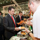 (c) fotodienst/Anna Rauchenberger - Wien, am 17.02.2012 -  QUESTER-Kunden und Lieferanten diskutierten bis spät in die Nacht über Branchenneuigkeiten und aktuelle Trends.