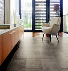 Die Fliesenneuheiten 2012 zeigen einen Trend zu gedämpften Farben und dezenten Materialien. Auffallend sind vor allem neue Formate. Im Bild: Celenio-Holzboden von Haro (Hamberger)