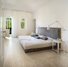 Die Fliesenneuheiten 2012 zeigen einen Trend zu gedämpften Farben und dezenten Materialien. Auffallend sind vor allem neue Formate. Im Bild: E-Wood von Iris Ceramica