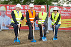 (c) fotodienst/Anna Rauchenberger - Wien, am 24.05.2012 – Baustoff- und Fliesenprofi QUESTER hat den Spatenstich für seine 22. Filiale gesetzt. Die neue Filiale in Wien Penzing nahe der Autobahn setzt auf Nachhaltigkeit und Kundenservice. Die Eröffnung wird voraussichtlich im Spätsommer 2012 stattfinden. Im Bild: v.l.n.r. Norbert Hartl (GF Baugruppe Schmid), Ulrich Paulmann (GF Quester), Erwin Janesch-Voit (Quester), Andrea Schabel-Fuchs (Wirtschaftskammer)