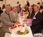 Anfang Juni lud Bauprofi Quester zum 20. Mal in Folge zu seinem traditionellen Spargelfest in Raasdorf. Über 800 Kunden, Lieferanten und Mitarbeiter folgten der Einladung. Im Bild: v.l.n.r. Peter Giffinger (Managing Director Rigips Austria), Franz Hartmann (Vertriebsdirektor Isover Austria), Gerhard Staudinger (Vertriebsleiter Wienerberger), Ulrich Paulmann 