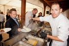 Anfang Juni lud Bauprofi Quester zum 20. Mal in Folge zu seinem traditionellen Spargelfest in Raasdorf. Über 800 Kunden, Lieferanten und Mitarbeiter folgten der Einladung. Im Bild: 