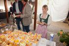 Anfang Juni lud Bauprofi Quester zum 20. Mal in Folge zu seinem traditionellen Spargelfest in Raasdorf. Über 800 Kunden, Lieferanten und Mitarbeiter folgten der Einladung. Im Bild: 