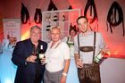 Anfang Juni lud Bauprofi Quester zum 20. Mal in Folge zu seinem traditionellen Spargelfest in Raasdorf. Über 800 Kunden, Lieferanten und Mitarbeiter folgten der Einladung. Im Bild: Helmut Fila (Quester) mit den Vertretern der Weinbauer Wallner und Mauser