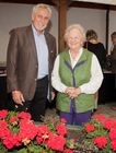 Anfang Juni lud Bauprofi Quester zum 20. Mal in Folge zu seinem traditionellen Spargelfest in Raasdorf. Über 800 Kunden, Lieferanten und Mitarbeiter folgten der Einladung. Im Bild: Bürgermeister Walter Krutis und Frau Niedermayer vom Spargelbauern Blatt-Niedermayer