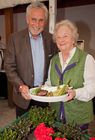 Anfang Juni lud Bauprofi Quester zum 20. Mal in Folge zu seinem traditionellen Spargelfest in Raasdorf. Über 800 Kunden, Lieferanten und Mitarbeiter folgten der Einladung. Im Bild: Bürgermeister Walter Krutis und Frau Niedermayer vom Spargelbauern Blatt-Niedermayer