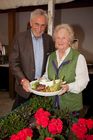 Anfang Juni lud Bauprofi Quester zum 20. Mal in Folge zu seinem traditionellen Spargelfest in Raasdorf. Über 800 Kunden, Lieferanten und Mitarbeiter folgten der Einladung. Im Bild: Bürgermeister Walter Krutis und Frau Niedermayer vom Spargelbauern Blatt-Niedermayer