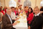 Anfang Juni lud Bauprofi Quester zum 20. Mal in Folge zu seinem traditionellen Spargelfest in Raasdorf. Über 800 Kunden, Lieferanten und Mitarbeiter folgten der Einladung. Im Bild: 