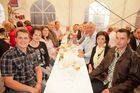 Anfang Juni lud Bauprofi Quester zum 20. Mal in Folge zu seinem traditionellen Spargelfest in Raasdorf. Über 800 Kunden, Lieferanten und Mitarbeiter folgten der Einladung. Im Bild: 