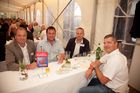 Anfang Juni lud Bauprofi Quester zum 20. Mal in Folge zu seinem traditionellen Spargelfest in Raasdorf. Über 800 Kunden, Lieferanten und Mitarbeiter folgten der Einladung. Im Bild: 