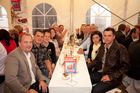 Anfang Juni lud Bauprofi Quester zum 20. Mal in Folge zu seinem traditionellen Spargelfest in Raasdorf. Über 800 Kunden, Lieferanten und Mitarbeiter folgten der Einladung. Im Bild: Im Vordergrund links: Quester-Verkaufsleiter Süd Franz Kreuzer