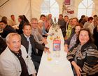 Anfang Juni lud Bauprofi Quester zum 20. Mal in Folge zu seinem traditionellen Spargelfest in Raasdorf. Über 800 Kunden, Lieferanten und Mitarbeiter folgten der Einladung. Im Bild: 