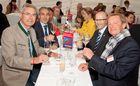 Anfang Juni lud Bauprofi Quester zum 20. Mal in Folge zu seinem traditionellen Spargelfest in Raasdorf. Über 800 Kunden, Lieferanten und Mitarbeiter folgten der Einladung. Im Bild: v.l.n.r. Peter Giffinger (Managing Director Rigips Austria), Georg Bursik (Geschäftsführer Wopfinger Baustoffindustrie) Gerhard Staudinger (Vertriebsleiter Wienerberger), Ulrich Paulmann (Geschäftsführer Quester)