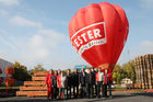 Am 19. und 20. Oktober stellte Baustoffprofi Quester seine neue Filiale in Wien-Aufhof vor. Während der Tage der offenen Tür konnten die Besucher den Standort nicht nur am Boden genau unter die Lupe nehmen, sondern - mit dem Quester-Ballon - auch aus der Luft. Im Bild: Quester-Team