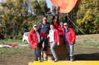 Am 19. und 20. Oktober stellte Baustoffprofi Quester seine neue Filiale in Wien-Aufhof vor. Während der Tage der offenen Tür konnten die Besucher den Standort nicht nur am Boden genau unter die Lupe nehmen, sondern - mit dem Quester-Ballon - auch aus der Luft. Im Bild: Das Ballon-Team des niederösterreichischen Ballonvereins mit Ursula Ottawa (Quester, Mitte). 