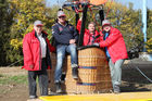 Am 19. und 20. Oktober stellte Baustoffprofi Quester seine neue Filiale in Wien-Aufhof vor. Während der Tage der offenen Tür konnten die Besucher den Standort nicht nur am Boden genau unter die Lupe nehmen, sondern - mit dem Quester-Ballon - auch aus der Luft. Im Bild: Das Team des niederösterreichischen Ballonvereins