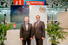 BauProfi QUESTER präsentiert auf der Wohnen & Interieur 2014 die neuesten Trends. Im Bild vlnr.: Helmut Kral, Verkaufsleiter Keramik und QUESTER Baustoffhandel GmbH und Obmann Österreichischer Fliesenverband, Berufsgruppe Großhandel und Ulrich Paulmann QUESTER-Geschäftsführer 