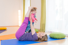 Das FREIRAUM-Institut in Wien feiert im kommenden September sein 5-jähriges Bestehen. In den Räumlichkeiten in der Liechtensteinstraße werden Hatha-Yoga, Schwangeren-Yoga, Mama-Baby-Yoga, Kinder-Yoga, Teenager-Yoga und mehr angebten. Das besondere Angebot des Instituts sind die Drop-In-Classes ohne Anmeldung und Bindung. Einfach jederzeit beginnen. Dazu bietet Freiraum etwas ganz besonderes an: Geburtsvorbereitung mit Yoga, vermittelt von derzeit sechs Yoga-Lehrerinnen in freudiger Erwartung ihres jeweils zweiten Kindes.