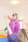 Das FREIRAUM-Institut in Wien feiert im kommenden September sein 5-jähriges Bestehen. In den Räumlichkeiten in der Liechtensteinstraße werden Hatha-Yoga, Schwangeren-Yoga, Mama-Baby-Yoga, Kinder-Yoga, Teenager-Yoga und mehr angebten. Das besondere Angebot des Instituts sind die Drop-In-Classes ohne Anmeldung und Bindung. Einfach jederzeit beginnen. Dazu bietet Freiraum etwas ganz besonderes an: Geburtsvorbereitung mit Yoga, vermittelt von derzeit sechs Yoga-Lehrerinnen in freudiger Erwartung ihres jeweils zweiten Kindes.