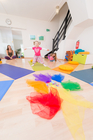 Das FREIRAUM-Institut in Wien feiert im kommenden September sein 5-jähriges Bestehen. In den Räumlichkeiten in der Liechtensteinstraße werden Hatha-Yoga, Schwangeren-Yoga, Mama-Baby-Yoga, Kinder-Yoga, Teenager-Yoga und mehr angebten. Das besondere Angebot des Instituts sind die Drop-In-Classes ohne Anmeldung und Bindung. Einfach jederzeit beginnen. Dazu bietet Freiraum etwas ganz besonderes an: Geburtsvorbereitung mit Yoga, vermittelt von derzeit sechs Yoga-Lehrerinnen in freudiger Erwartung ihres jeweils zweiten Kindes.