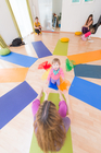 Das FREIRAUM-Institut in Wien feiert im kommenden September sein 5-jähriges Bestehen. In den Räumlichkeiten in der Liechtensteinstraße werden Hatha-Yoga, Schwangeren-Yoga, Mama-Baby-Yoga, Kinder-Yoga, Teenager-Yoga und mehr angebten. Das besondere Angebot des Instituts sind die Drop-In-Classes ohne Anmeldung und Bindung. Einfach jederzeit beginnen. Dazu bietet Freiraum etwas ganz besonderes an: Geburtsvorbereitung mit Yoga, vermittelt von derzeit sechs Yoga-Lehrerinnen in freudiger Erwartung ihres jeweils zweiten Kindes.