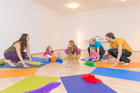 Das FREIRAUM-Institut in Wien feiert im kommenden September sein 5-jähriges Bestehen. In den Räumlichkeiten in der Liechtensteinstraße werden Hatha-Yoga, Schwangeren-Yoga, Mama-Baby-Yoga, Kinder-Yoga, Teenager-Yoga und mehr angebten. Das besondere Angebot des Instituts sind die Drop-In-Classes ohne Anmeldung und Bindung. Einfach jederzeit beginnen. Dazu bietet Freiraum etwas ganz besonderes an: Geburtsvorbereitung mit Yoga, vermittelt von derzeit sechs Yoga-Lehrerinnen in freudiger Erwartung ihres jeweils zweiten Kindes.