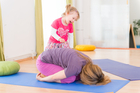 Das FREIRAUM-Institut in Wien feiert im kommenden September sein 5-jähriges Bestehen. In den Räumlichkeiten in der Liechtensteinstraße werden Hatha-Yoga, Schwangeren-Yoga, Mama-Baby-Yoga, Kinder-Yoga, Teenager-Yoga und mehr angebten. Das besondere Angebot des Instituts sind die Drop-In-Classes ohne Anmeldung und Bindung. Einfach jederzeit beginnen. Dazu bietet Freiraum etwas ganz besonderes an: Geburtsvorbereitung mit Yoga, vermittelt von derzeit sechs Yoga-Lehrerinnen in freudiger Erwartung ihres jeweils zweiten Kindes.
