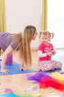 Das FREIRAUM-Institut in Wien feiert im kommenden September sein 5-jähriges Bestehen. In den Räumlichkeiten in der Liechtensteinstraße werden Hatha-Yoga, Schwangeren-Yoga, Mama-Baby-Yoga, Kinder-Yoga, Teenager-Yoga und mehr angebten. Das besondere Angebot des Instituts sind die Drop-In-Classes ohne Anmeldung und Bindung. Einfach jederzeit beginnen. Dazu bietet Freiraum etwas ganz besonderes an: Geburtsvorbereitung mit Yoga, vermittelt von derzeit sechs Yoga-Lehrerinnen in freudiger Erwartung ihres jeweils zweiten Kindes.