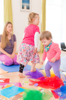 Das FREIRAUM-Institut in Wien feiert im kommenden September sein 5-jähriges Bestehen. In den Räumlichkeiten in der Liechtensteinstraße werden Hatha-Yoga, Schwangeren-Yoga, Mama-Baby-Yoga, Kinder-Yoga, Teenager-Yoga und mehr angebten. Das besondere Angebot des Instituts sind die Drop-In-Classes ohne Anmeldung und Bindung. Einfach jederzeit beginnen. Dazu bietet Freiraum etwas ganz besonderes an: Geburtsvorbereitung mit Yoga, vermittelt von derzeit sechs Yoga-Lehrerinnen in freudiger Erwartung ihres jeweils zweiten Kindes.