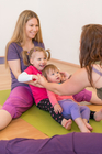 Das FREIRAUM-Institut in Wien feiert im kommenden September sein 5-jähriges Bestehen. In den Räumlichkeiten in der Liechtensteinstraße werden Hatha-Yoga, Schwangeren-Yoga, Mama-Baby-Yoga, Kinder-Yoga, Teenager-Yoga und mehr angebten. Das besondere Angebot des Instituts sind die Drop-In-Classes ohne Anmeldung und Bindung. Einfach jederzeit beginnen. Dazu bietet Freiraum etwas ganz besonderes an: Geburtsvorbereitung mit Yoga, vermittelt von derzeit sechs Yoga-Lehrerinnen in freudiger Erwartung ihres jeweils zweiten Kindes.