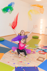 Das FREIRAUM-Institut in Wien feiert im kommenden September sein 5-jähriges Bestehen. In den Räumlichkeiten in der Liechtensteinstraße werden Hatha-Yoga, Schwangeren-Yoga, Mama-Baby-Yoga, Kinder-Yoga, Teenager-Yoga und mehr angebten. Das besondere Angebot des Instituts sind die Drop-In-Classes ohne Anmeldung und Bindung. Einfach jederzeit beginnen. Dazu bietet Freiraum etwas ganz besonderes an: Geburtsvorbereitung mit Yoga, vermittelt von derzeit sechs Yoga-Lehrerinnen in freudiger Erwartung ihres jeweils zweiten Kindes.