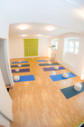 Das FREIRAUM-Institut in Wien feiert im kommenden September sein 5-jähriges Bestehen. In den Räumlichkeiten in der Liechtensteinstraße werden Hatha-Yoga, Schwangeren-Yoga, Mama-Baby-Yoga, Kinder-Yoga, Teenager-Yoga und mehr angebten. Das besondere Angebot des Instituts sind die Drop-In-Classes ohne Anmeldung und Bindung. Einfach jederzeit beginnen. Dazu bietet Freiraum etwas ganz besonderes an: Geburtsvorbereitung mit Yoga, vermittelt von derzeit sechs Yoga-Lehrerinnen in freudiger Erwartung ihres jeweils zweiten Kindes.