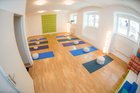 Das FREIRAUM-Institut in Wien feiert im kommenden September sein 5-jähriges Bestehen. In den Räumlichkeiten in der Liechtensteinstraße werden Hatha-Yoga, Schwangeren-Yoga, Mama-Baby-Yoga, Kinder-Yoga, Teenager-Yoga und mehr angebten. Das besondere Angebot des Instituts sind die Drop-In-Classes ohne Anmeldung und Bindung. Einfach jederzeit beginnen. Dazu bietet Freiraum etwas ganz besonderes an: Geburtsvorbereitung mit Yoga, vermittelt von derzeit sechs Yoga-Lehrerinnen in freudiger Erwartung ihres jeweils zweiten Kindes.