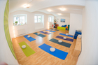 Das FREIRAUM-Institut in Wien feiert im kommenden September sein 5-jähriges Bestehen. In den Räumlichkeiten in der Liechtensteinstraße werden Hatha-Yoga, Schwangeren-Yoga, Mama-Baby-Yoga, Kinder-Yoga, Teenager-Yoga und mehr angebten. Das besondere Angebot des Instituts sind die Drop-In-Classes ohne Anmeldung und Bindung. Einfach jederzeit beginnen. Dazu bietet Freiraum etwas ganz besonderes an: Geburtsvorbereitung mit Yoga, vermittelt von derzeit sechs Yoga-Lehrerinnen in freudiger Erwartung ihres jeweils zweiten Kindes.