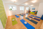 Das FREIRAUM-Institut in Wien feiert im kommenden September sein 5-jähriges Bestehen. In den Räumlichkeiten in der Liechtensteinstraße werden Hatha-Yoga, Schwangeren-Yoga, Mama-Baby-Yoga, Kinder-Yoga, Teenager-Yoga und mehr angebten. Das besondere Angebot des Instituts sind die Drop-In-Classes ohne Anmeldung und Bindung. Einfach jederzeit beginnen. Dazu bietet Freiraum etwas ganz besonderes an: Geburtsvorbereitung mit Yoga, vermittelt von derzeit sechs Yoga-Lehrerinnen in freudiger Erwartung ihres jeweils zweiten Kindes.